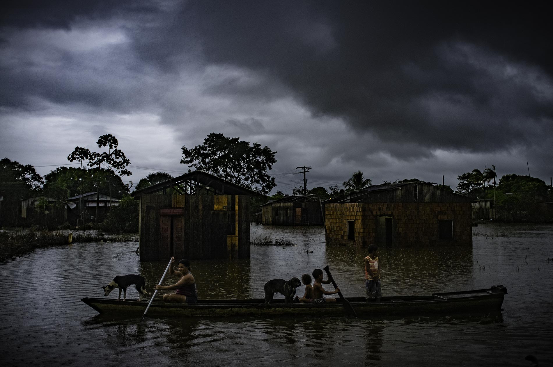 Family refugee Amazon flooding